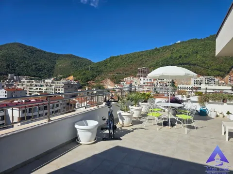 Velika terasa sa garniturom za sjedenje, suncobranom i pogledom na grad i brda. - image 7