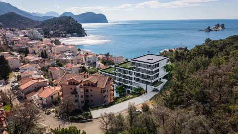 Pogled iz vazduha na novu stambenu zgradu i okolno naselje uz obalu mora. - image 5
