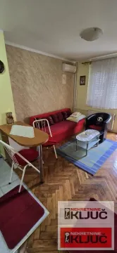 Dnevni boravak sa garniturom, trpezarijskim stolom i parketom na podu. - image 6