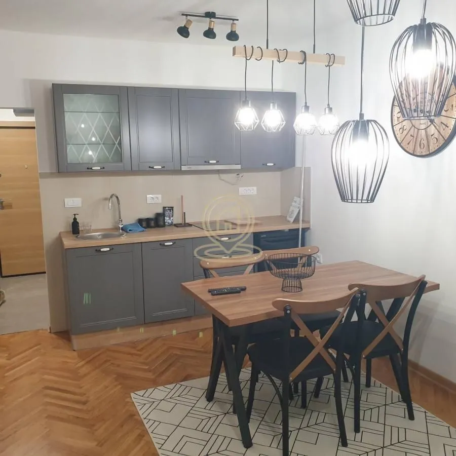 Izdavanje, trosoban stan, 70m², Centar, Novi Sad
