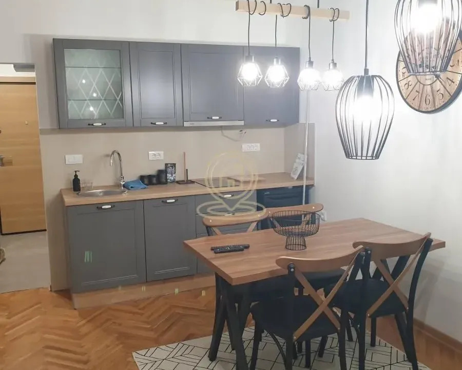 Izdavanje, trosoban stan, 70m², Centar, Novi Sad