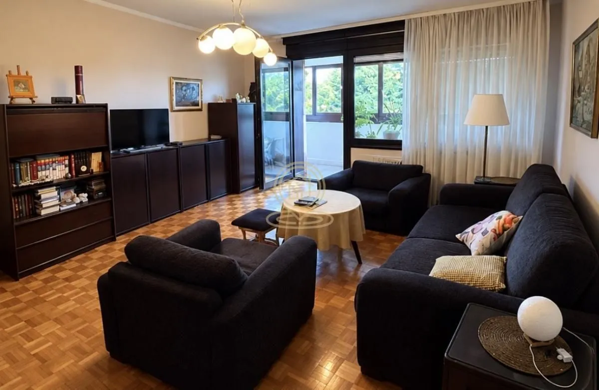 Living room with seating furniture, television and access to the terrace.