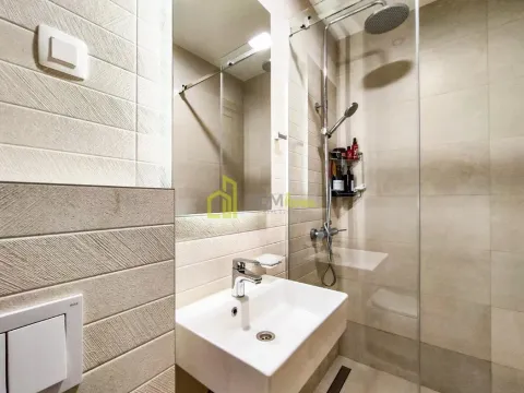 Moderne kupatilo sa umivaonikom i tuš kabinom sa staklenom pregradom. - image 17