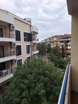 Pogled sa terase na susjednu zgradu i zeleno dvorište. - image 14