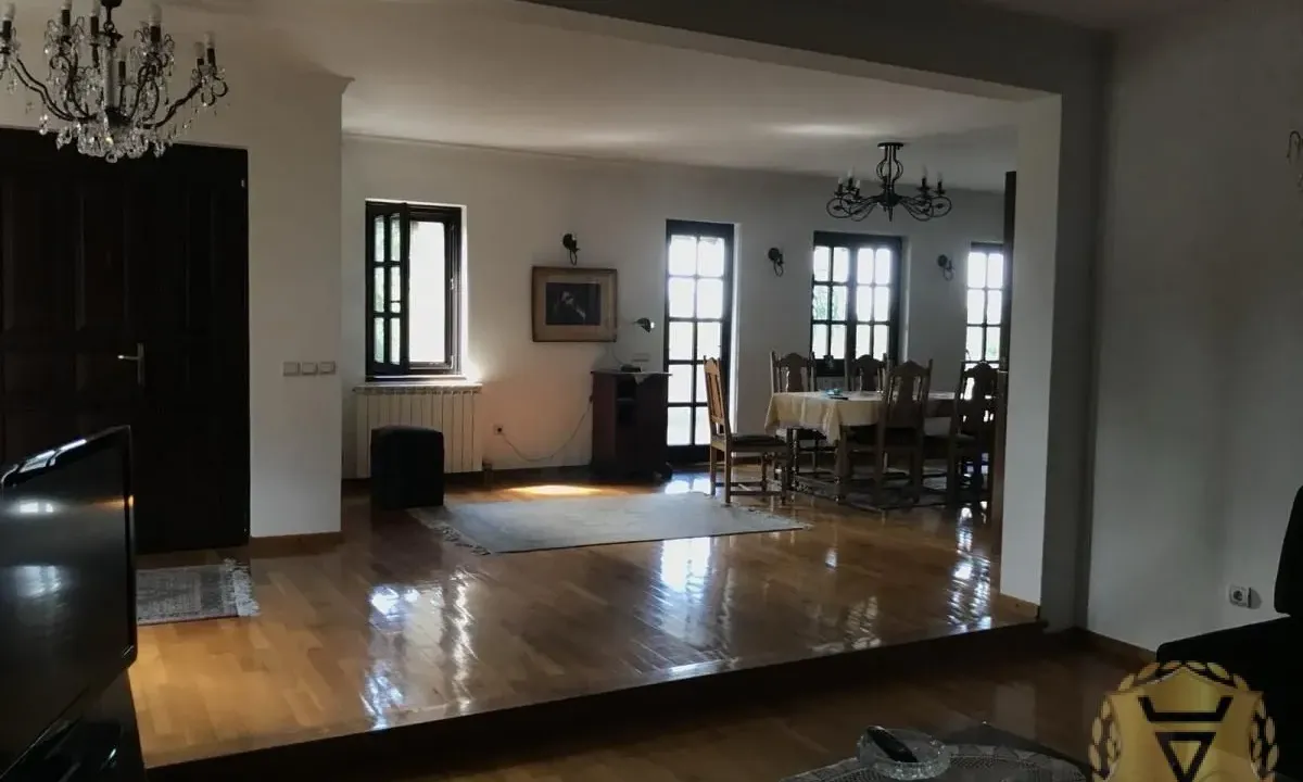 Izdavanje, kuća, 300m², Farmaceutski Fakultet, Voždovac Sve Podlokacije