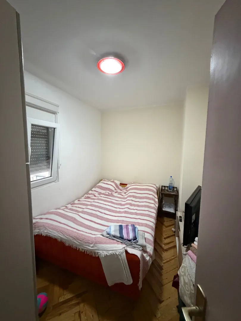 Manja spavaća soba sa bračnim krevetom.