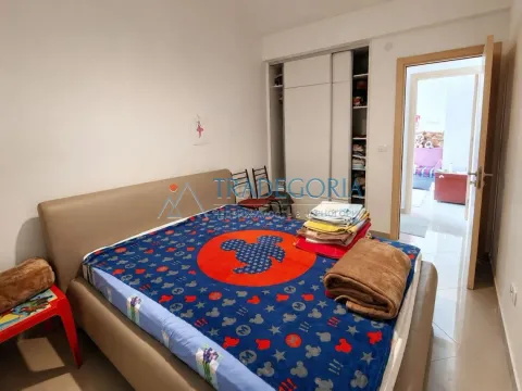 Namještena spavaća soba sa bračnim krevetom, plakarom i pogledom na hodnik. - image 7
