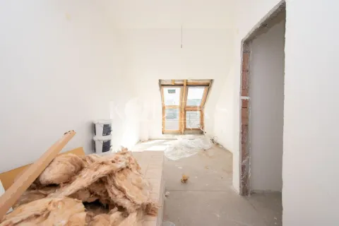 Neopremljena prostorija u potkrovlju u fazi renoviranja sa krovnim prozorom. - image 7
