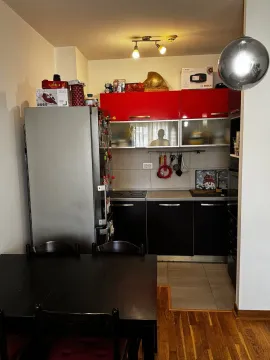 Manja kuhinja sa trpezarijskim stolom u produžetku. - image 3
