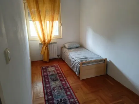 Izdavanje, trosoban stan, 80m², Centar, Podgorica - image 2