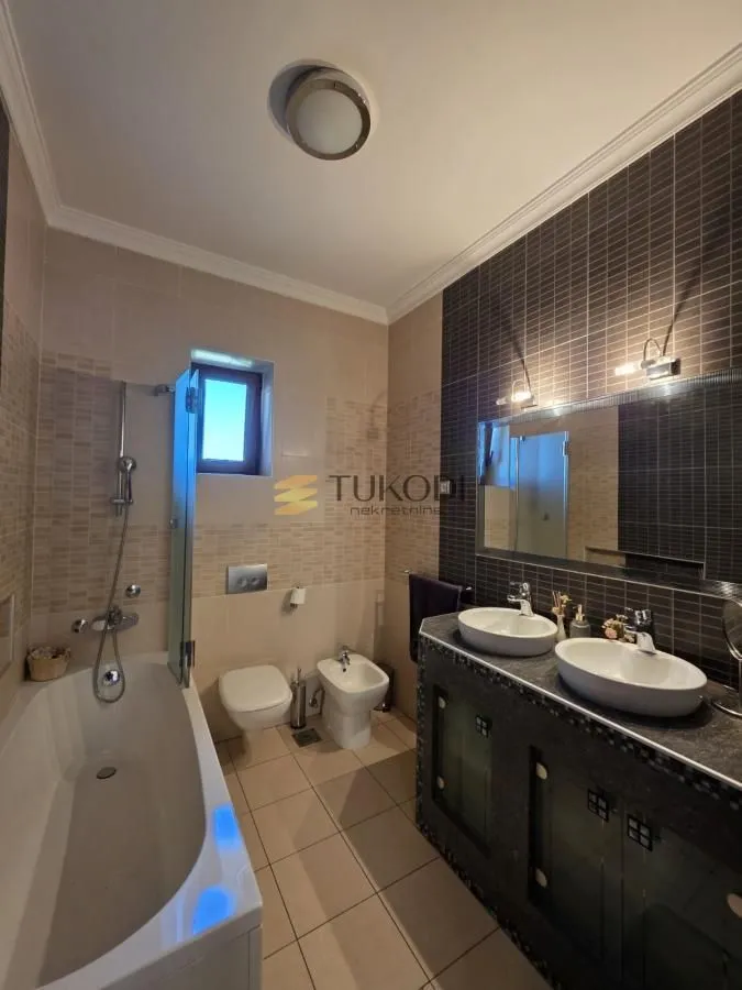 Prodaja, kuća, 400m², Sremska Kamenica, Petrovaradin