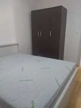 Spavaća soba sa bračnim krevetom i garderoberom. - image 6
