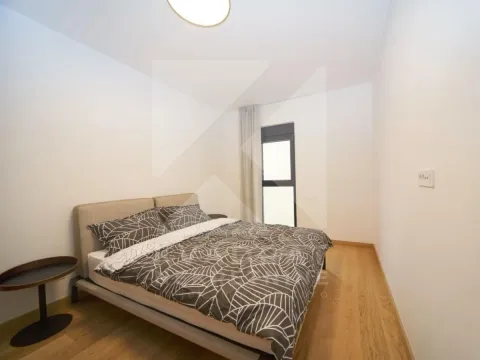 Spavaća soba sa bračnim krevetom i drvenim podom. - image 7