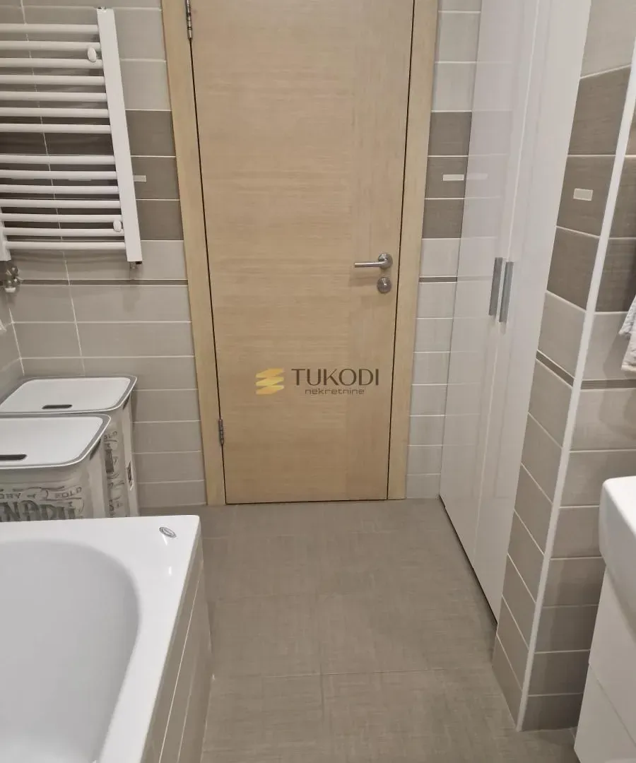 Izdavanje, trosoban stan, 105m², Centar, Novi Sad