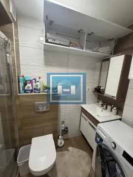 Kompaktno kupatilo sa tuš kabinom, WC šoljom, umivaonikom i veš mašinom. - image 7