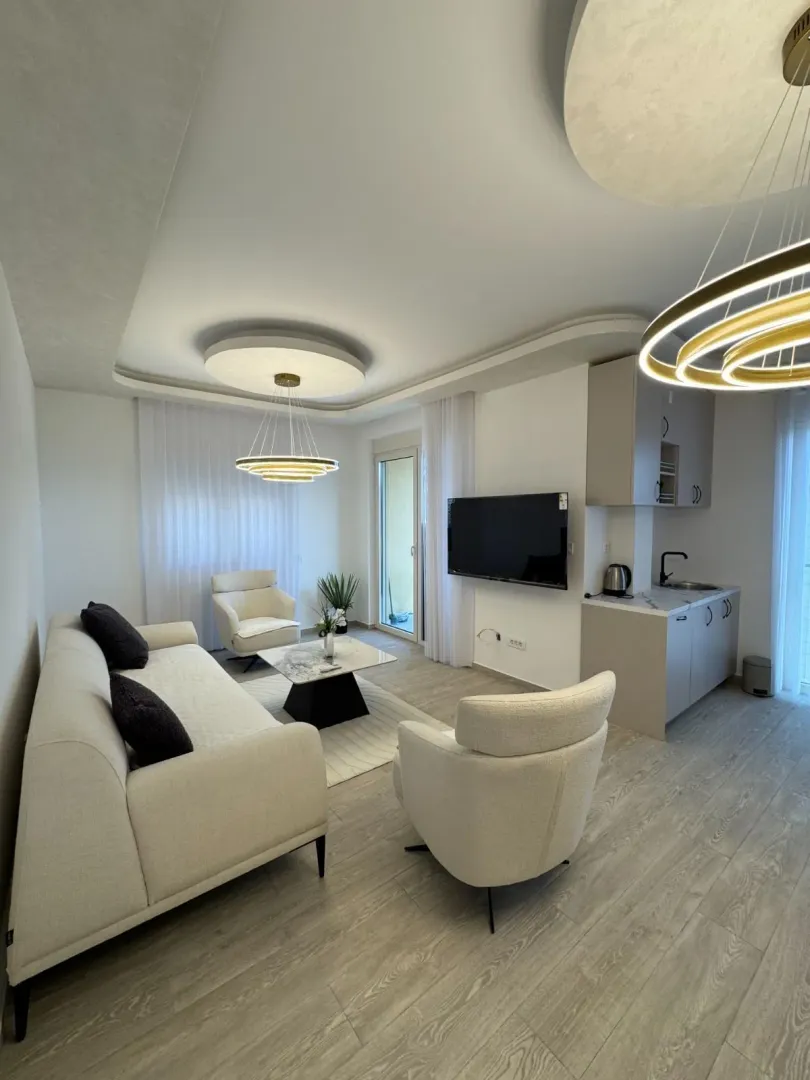 Izdavanje, dvosoban stan, 74m², Bečići, Budva