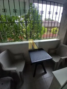 Manji balkon sa stolom i stolicama i zaštitnim rešetkama. - image 7