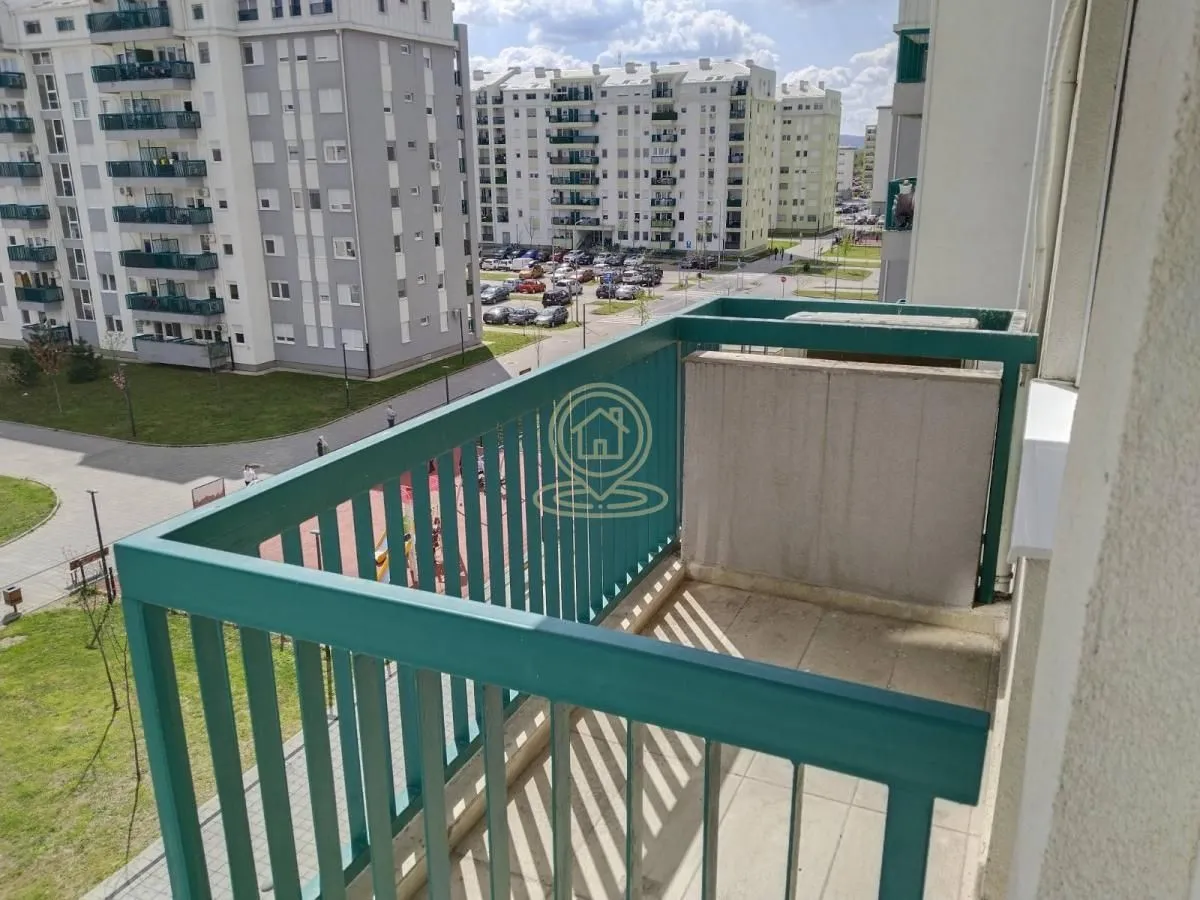 Pogled sa balkona na stambene zgrade i dvorište.