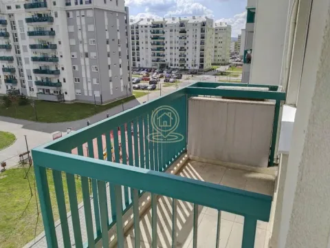 Pogled sa balkona na stambene zgrade i dvorište. - image 17