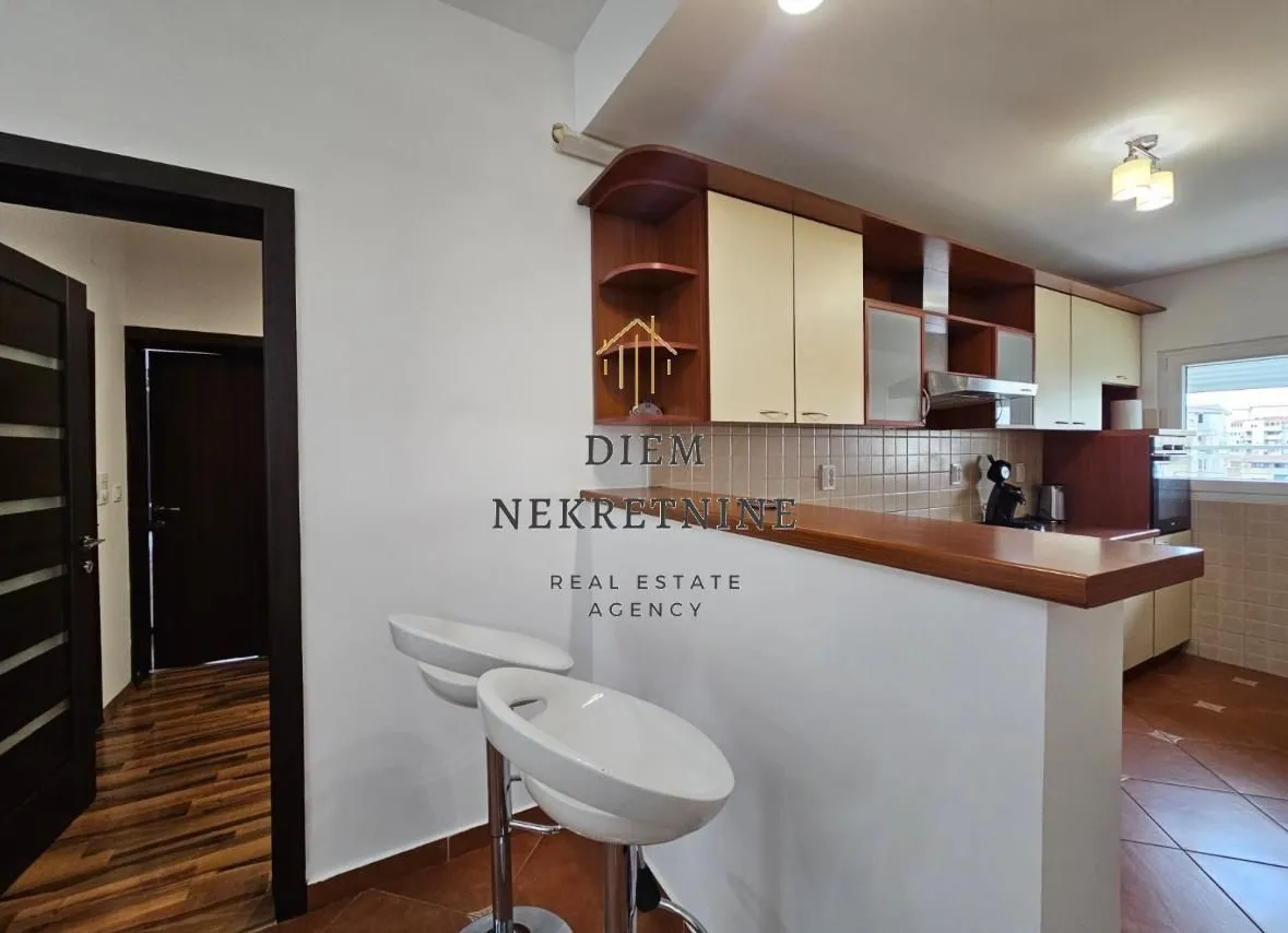 Izdavanje, trosoban stan, 120m², Centar, Bar