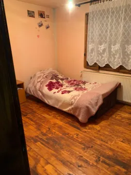 Manja spavaća soba sa krevetom i drvenim podom. - image 11