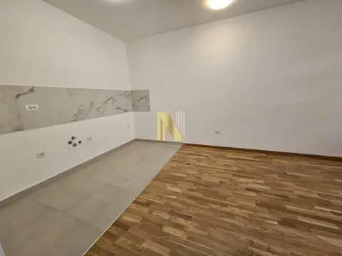 Prazan prostor predviđen za kuhinju sa keramičkim pločicama i drvenim podom. - image 4