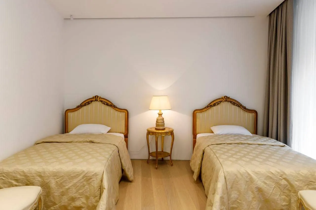 Izdavanje, dvosoban stan, 178m², Dukley Gardens, Budva