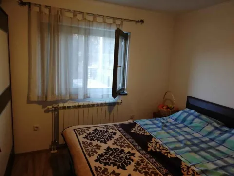 Spavaća soba sa bračnim krevetom i prozorom. - image 15