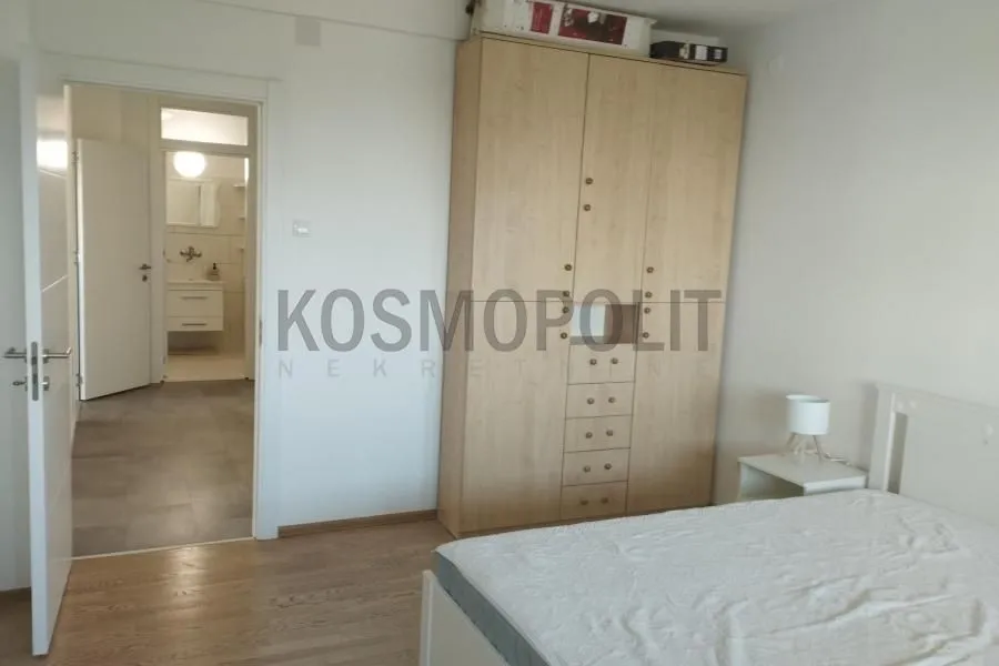 Nameštena spavaća soba sa ormanom i bračnim krevetom.