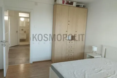 Nameštena spavaća soba sa ormanom i bračnim krevetom. - image 4
