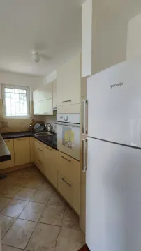 Manja svijetla kuhinja sa ugradnimelementima i bijelim frižiderom. - image 6