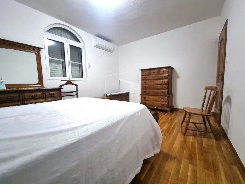 Izdavanje, kuća, 400m², Zlatica, Podgorica