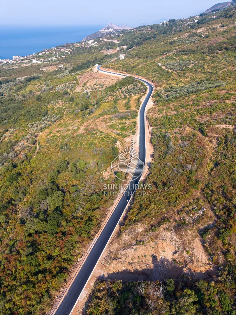 Pogled iz vazduha na prirodu, put i obalu mora.