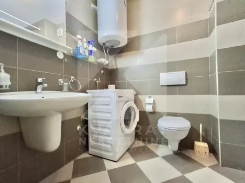 Kupatilo opremljeno sanitarijama, veš mašinom i bojlerom. - image 5