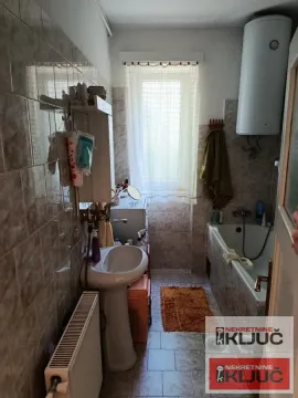 Manje opremljeno kupatilo sa kadom, umivaonikom i bojlerom. - image 12