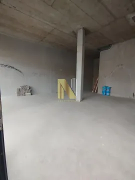 Empty room in grey phase construction with a concrete pillar. - image 4
