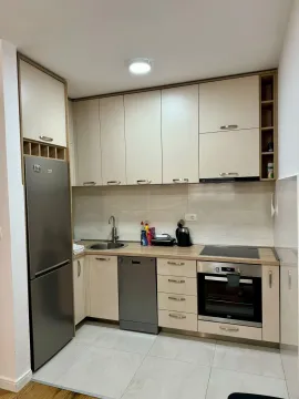 Moderna kuhinja sa svijetlim elementima, ugradnom tehnikom i frižiderom. - image 4