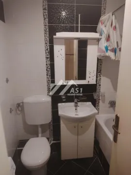 Manje kupatilo sa umivaonikom, WC šoljom i kadom. - image 11