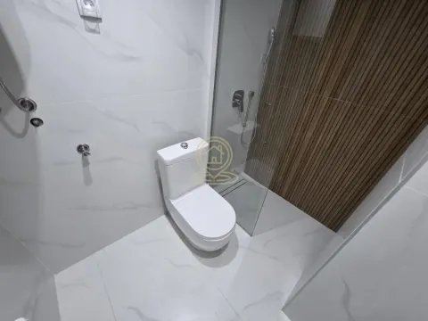 Savremeno opremljeno kupatilo sa tuš kabinom i wc šoljom. - image 14