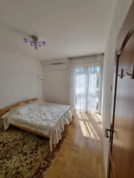 Svijetla spavaća soba sa bračnim krevetom i izlazom na balkon. - image 13