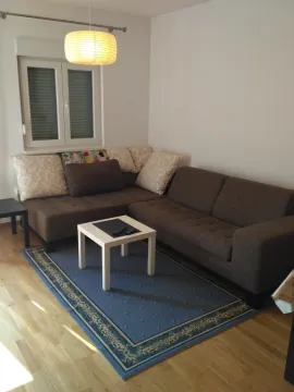 Dnevna soba sa ugaonom garniturom, stočićem i prozorom. - image 8