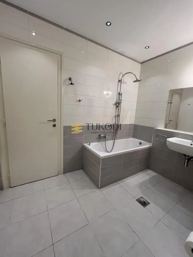Prodaja, trosoban stan, 112m², Centar, Novi Sad