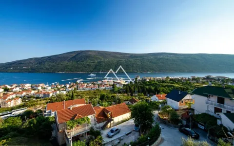 Pogled na zaliv i okolno naselje sa brdima u pozadini. - image 12