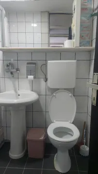 Malo kupatilo sa umivaonikom i toaletom. - image 13