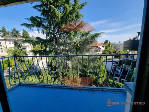 Pogled sa balkona na okolno zelenilo i zgrade. - image 14