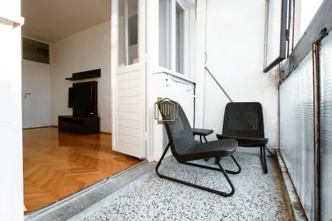 Manji namješteni balkon sa pogledom na unutrašnjost stanovanja. - image 12