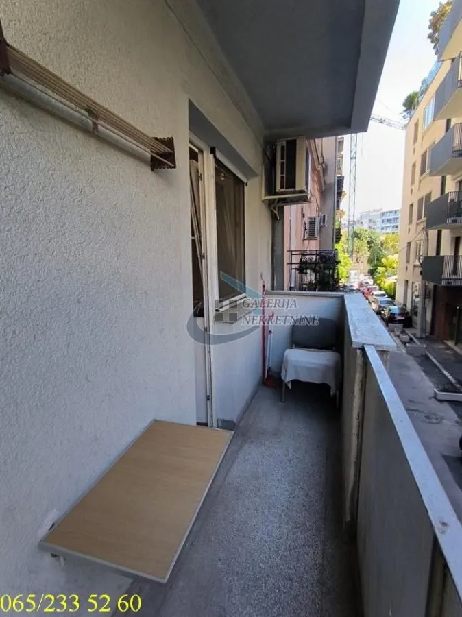 Manji natkriveni balkon sa pogledom na ulicu.