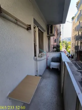 Manji natkriveni balkon sa pogledom na ulicu. - image 9