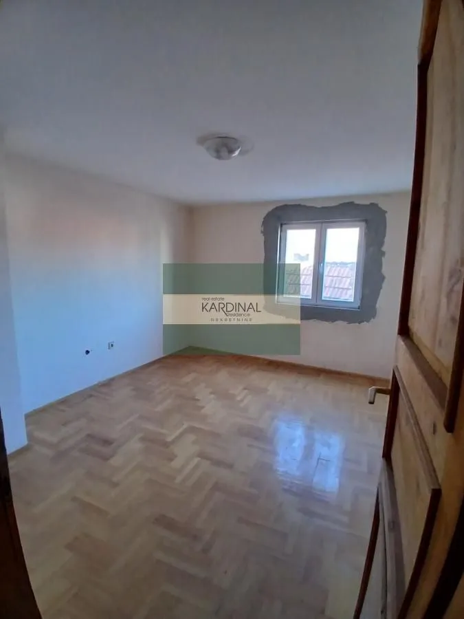 Sale, house, 536m², XI Kongres, Paraćin