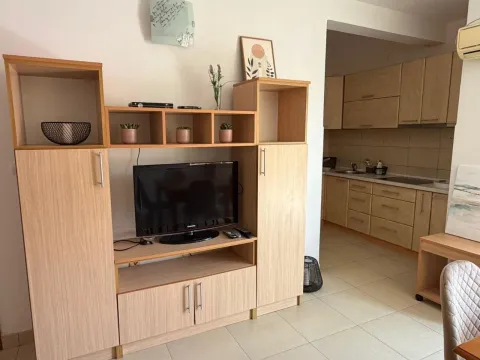 Dnevni boravak sa namještajem i pogledom na kuhinju. - image 12